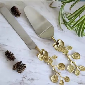 Ensemble de serveurs à gâteau en laiton 2 pièces avec poignée à motifs festonnés, or luxueux, ustensile de découpe pour mariage, durable, fait à la main - Product Image 5