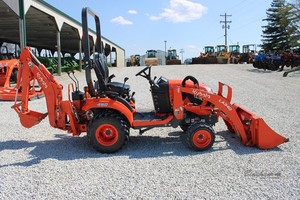 Kubota Wheel Tractor 25HP With Front Loader Red Color - Product Image 5