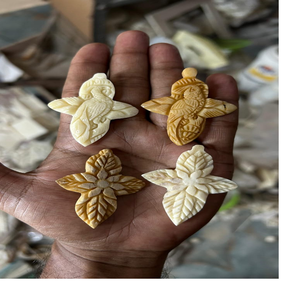 Colgantes de hueso tallados a mano intrincados, joyería de inspiración Tribal de estilo bohemio hecha a medida, accesorios de diseño único con cuentas blancas - Product Image 1