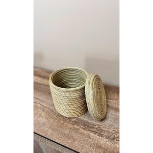 Cesta de hierba de esparto con tapa Contenedor de almacenamiento rústico Decoración Bohemia natural Caja hecha a mano ecológica y duradera 6 pulgadas de profundidad - Product Image 3