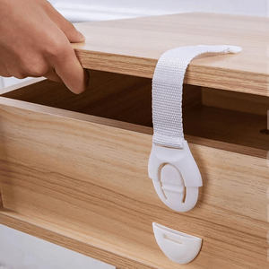 Serrures de porte sécurisées en plastique réglables Caractéristiques de sécurité pour bébé pour armoires à l'épreuve des enfants Réfrigérateurs Sangles de verrouillage d'armoire - Product Image 1