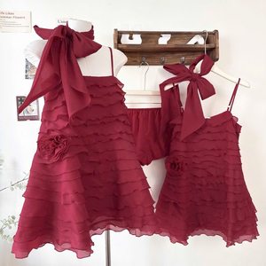 ชุดเซ็ตสองชิ้น เสื้อสายเดี่ยวผ้าชีฟองสีแดงเบอร์กันดีแต่งระบาย และกางเกงขาสั้น สำหรับผู้หญิง (OEM ODM) - Product Image 1