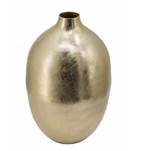 Jarrón de aluminio dorado hecho a mano, acento decorativo único para bodas, festivales e interiores modernos - Product Image 1