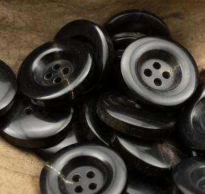 Bouton brut en corne de buffle naturelle de qualité supérieure pour accessoires vestimentaires - Product Image 3