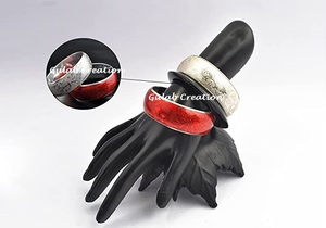 ชุดกำไลทองเหลืองน้ำหนักเบาขนาด 25 มม. งานฝีมือสุดหรู ดีไซน์ลายดอกไม้สลักลงบนผิวเคลือบสีแดง สไตล์อินเดียดั้งเดิมสำหรับงานแต่งงาน - Product Image 2