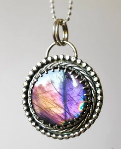 Colgante redondo de plata de ley hecho a mano, joyería de labradorita púrpura, regalo único para ella, Diseño Artesanal elegante de aspecto Vintage - Product Image 1