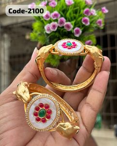 กำไลทองเหลืองสไตล์ราชราชวดีด้วยการแกะสลักที่ซับซ้อนหินหลายสีลูกปัดมุกเหมาะสำหรับเจ้าสาวปาร์ตี้สวมใส่ชาติพันธุ์ - Product Image 1