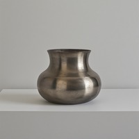 Vase en métal finition cuivre antique avec gravures décoratives sculptées idéal pour les mariages de maisons traditionnelles et les événements de luxe
