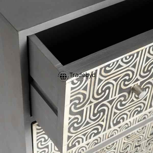 Table d'appoint de chambre à coucher avec design de surface florale et espace de tiroir mis en évidence par des accents de console incrustés d'os Tradebyd - Product Image 4