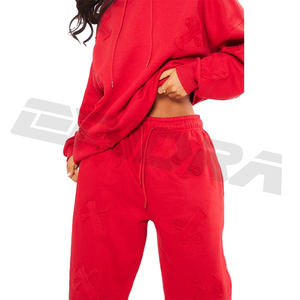 Ondra ชุดวอร์มปักลายกากบาทสีแดงเล็กกระทัดรัดมีฮู้ดและกางเกงสวมใส่สบาย - Product Image 2