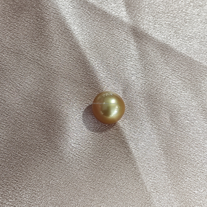 Un lote de perlas de mar doradas de 12 mm de grado AA exuda una elegancia atemporal, para crear joyas lujosas y adornos elegantes. - Product Image 5