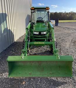Tractor de Ruedas John Deere 4052R de 120HP con Motor y Caja de Cambios para Agricultura - Product Image 2