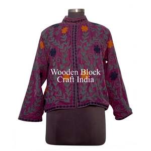 Chaqueta de Invierno de Terciopelo con Bordado Suzani Hecha a Mano de la Mejor Calidad, Chaqueta Suzani Corta para Mujer, Talla Única, Chaqueta Acolchada Corta - Product Image 2