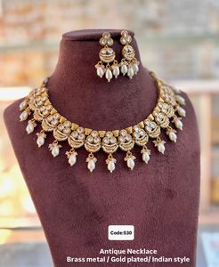 Ensemble de bijoux de mariée antiques vibrants pour femmes avec boucles d'oreilles au look lourd, convient parfaitement aux réceptions et aux événements culturels - Product Image 5