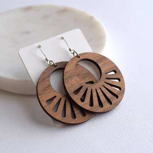 Pendientes de madera marrón rústicos ecológicos bohemios hechos a mano con ganchos dorados accesorios de moda para mujer inspirados en el estilo Love Angel - Product Image 5