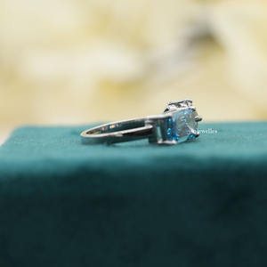 Anillo de compromiso de oro sólido de 14 quilates hecho a mano con certificado IGI, Diamante cultivado en laboratorio de corte redondo Esmeralda con estilo moderno de dos piedras - Product Image 5