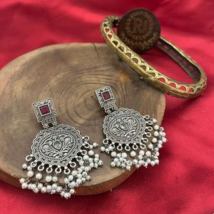 Pendientes Jhumka elegantes de diseñador con tono plateado para compromiso de boda y fiesta accesorio de moda para mujeres y niñas - Product Image 2