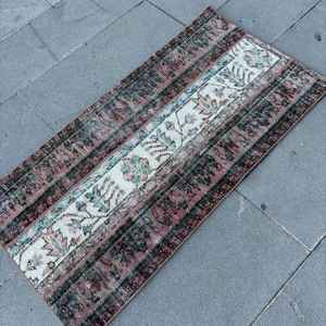 Alfombra pequeña vintage de 2x4 pies (62x123 cm), alfombra turca con estampado animal marrón - Product Image 2