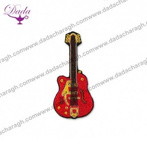 Usine en gros personnalité accessoires mignon broderie guitares conceptions broche - Product Image 1