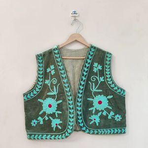 Gilet vintage en velours Suzani, broderie artisanale, style bohème chic, veste de festival pour femmes, veste Suzani, cadeau pour elle - Product Image 1