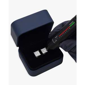 Boucles d'oreilles clous en or 14K avec moissanite taille princesse 9,76 mm - Or blanc/jaune 0,852 carats au total, sertissage pavé - Product Image 1