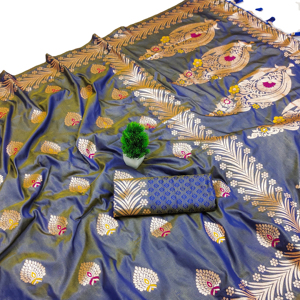 Saree en soie Banarasi de créateur avec pompons de tissage Meenakari et Zari à la fin de Pallu jumelé à une pièce de chemisier en soie douce - Product Image 1