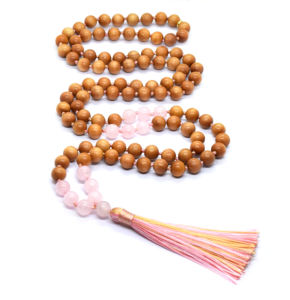 Collar de Moda con Cuentas de Cuarzo Rosa Anudadas y Madera de Sándalo, Elegante Accesorio para el Año Nuevo - Product Image 1
