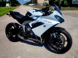 Motocicleta Triumph Daytona 660 usada de 2025 a bajo precio en venta - Product Image 1