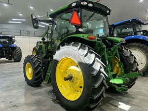 รถแทรกเตอร์สีเขียวขับเคลื่อน 4 ล้อ สำหรับการเกษตร พร้อมห้องโดยสารแบบปิด แรงยึดเกาะสูง อุปกรณ์การเกษตรขนาดใหญ่ - Product Image 5