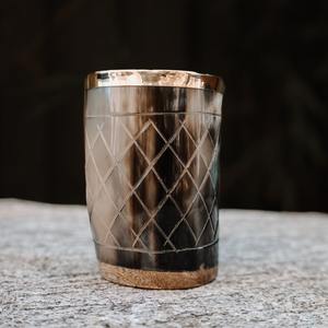 Vidrio de cuerno para beber, vidrio de cuerno para beber hecho a mano único con grabado a mano intrincado por J H, vidrio corto de cuerno para beber de 3 pulgadas - Product Image 2