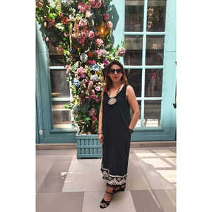 Robe longue noire à volants, sans bretelles, respirante, en tissu naturel, pour femme, idéale pour le bureau, les fêtes et les célébrations. - Product Image 2