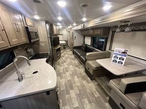 COMPRE Coachmen Mirada 32SS Usado del 2020 - Product Image 4