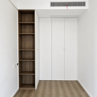 Armoire moderne de luxe sur mesure avec portes battantes cintrées, éclairage LED intégré, placard de chambre écologique, vente directe d'usine, sur mesure