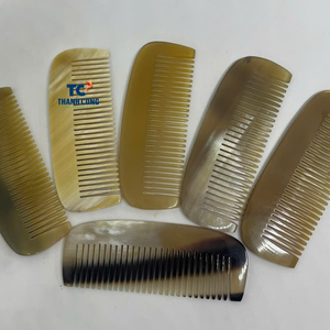 Peigne en corne fait main naturel à bas prix avec poignée et logo gravure Salon utilisation Style de mode fabriqué au Vietnam - Product Image 1
