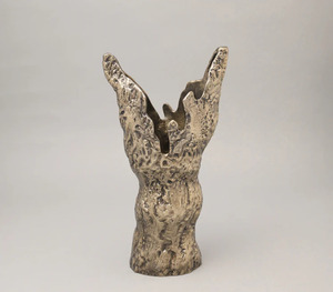 Vases en métal vintage: l'élégance moderne rencontre la beauté florale Vases en métal exquis parfaits pour les intérieurs élégants - Product Image 2