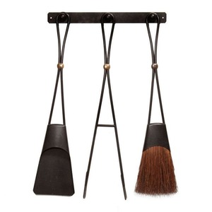 Ensemble d'outils de feu de forgeron antique avec un look artisanal et des pièces fonctionnelles idéales pour les maisons de cabine ou patrimoniales - Product Image 2