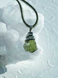 Colgante de moldavita, moldavita genuina 1.76gm, colgante de cristal de meteorito de moldavita, regalo para cumpleaños - Product Image 2