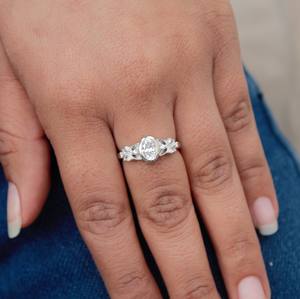 Anillo de moissanita de diseñador de Plata de Ley 925 con forma ovalada elegante de estilo único para ocasiones especiales - Product Image 2