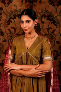 Belle robe Anarkali ethnique vert olive pour femmes indiennes Designer Rakhshabandan avec contraste Dupatta pour les occasions de fête - Product Image 4