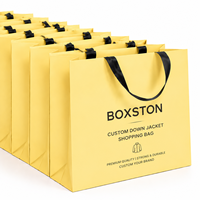 Sac en papier de luxe biodégradable et écologique avec logo personnalisé pour l'emballage de chaussures et de vêtements, avec poignées en ruban (OEM/ODM)