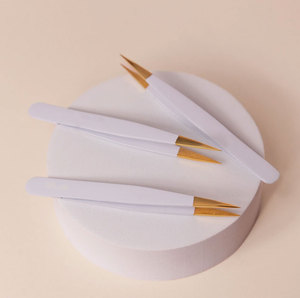 Juego de Pinzas y Tijeras Profesionales para Cejas de Precisión, Color Rosa, Acero Inoxidable, Ecológico, Antiestático, Ligero, Duradero y Reutilizable - Product Image 4