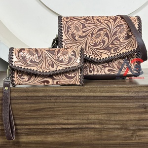 Vente en gros, nouveauté, ensemble 2 pièces tendance pour femmes, sac à main à bandoulière en cuir véritable usiné à la main et pochette en cuir véritable - Product Image 1