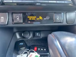 Occasion 2024 pour Toyota Hybrid AWD XLE Premium avec sièges en cuir, caméra de recul, conduite à gauche et écran tactile - Product Image 3