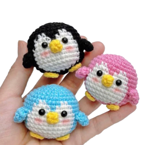 Porte-clés pingouin bébé personnalisable, mini pingouin en crochet tricoté avec votre propre couleur, fait à la main au Vietnam - Product Image 1