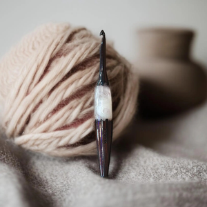 ไม้ทำมือและตะขอถักเรซินน้ำหนักเบาและทนทานเครื่องมือถักโครเชต์ที่ไม่ซ้ำกันหลายขนาด - Product Image 4