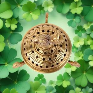 Couvercle de paon orné de brûleur d'encens en laiton antique avec support traditionnel de charbon de bois en résine sculpté pour la méditation et Puja - Product Image 5