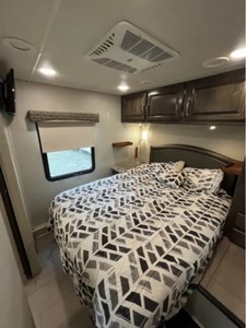 Camping-car d'occasion J-A-Y-C-O G-R-E-Y RV 31DS modèle 2017, prêt à la vente. - Product Image 3