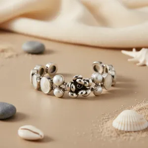 Bracelet en argent tibétain en forme de fleur avec perles d'imitation serties, bracelet à maillons bohèmes pour femmes, option cadeau - Product Image 1