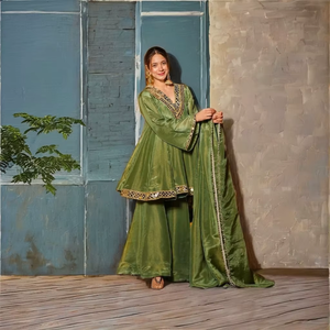 Elegante Conjunto de Salwar Kameez de Seda Tradicional Moderno con Bordado Indio, Sharara, Gharara, Kurti, Tela Chinon, Verde, Ropa Étnica para Fiesta - Product Image 1