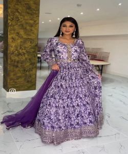 Elegante vestido de novia Kanchipuram con estampado de cuadros tradicionales y vestido de fiesta de seda con bordado Zari intrincado - Product Image 1